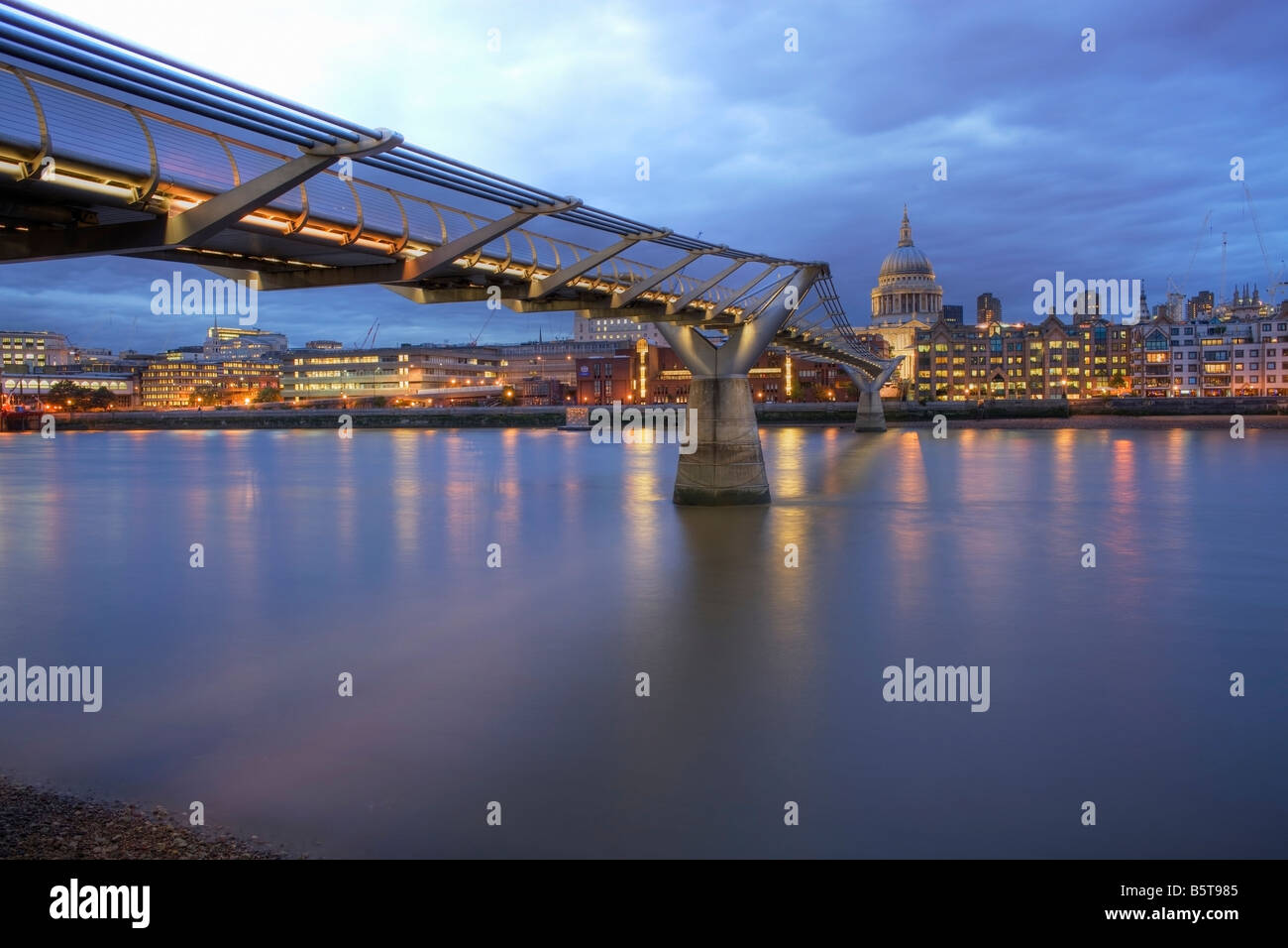 Regno Unito Londra St Pauls Cathedral e il Millenium Bridge visto oltre il fiume Tamigi Foto Stock