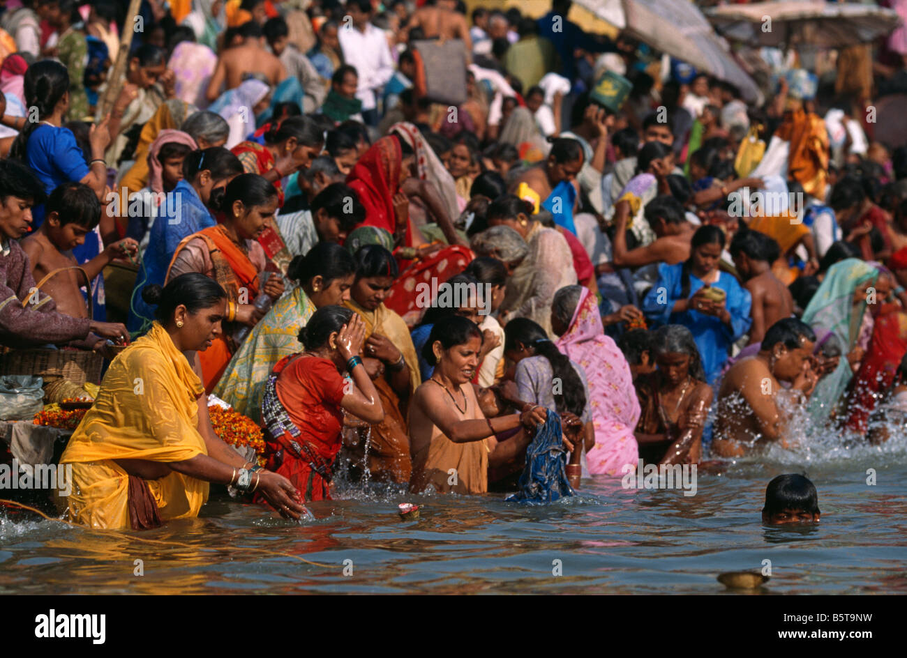 Folle di pellegrini sul ghats del fiume Gange a Varanasi durante il Kartik Purnima festival in India Foto Stock