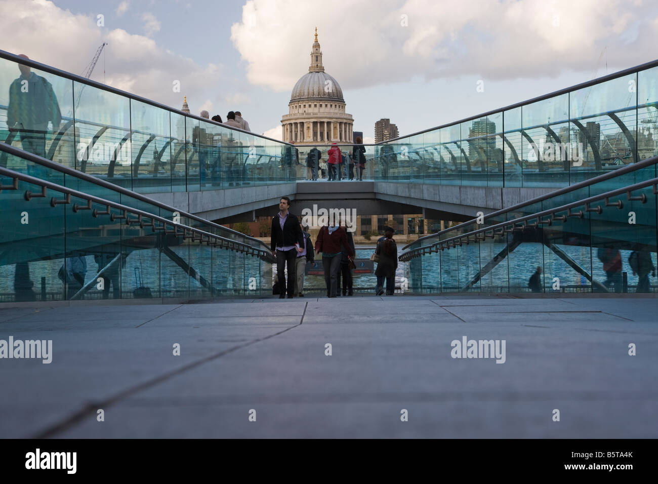 Regno Unito Londra St Pauls Cathedral e il Millenium Bridge visto oltre il fiume Tamigi Foto Stock