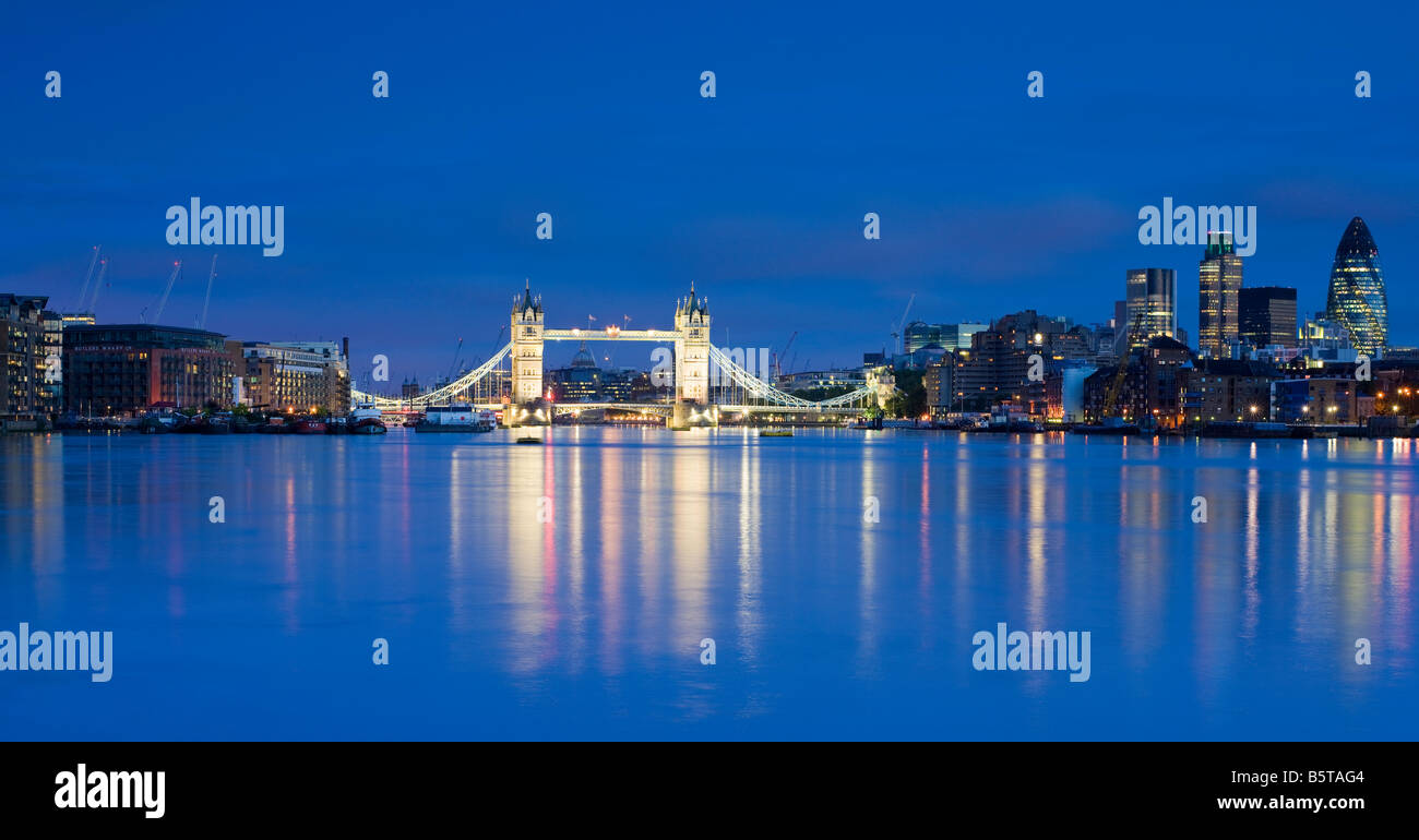 UK London Tower Bridge e la città vista sul fiume Tamigi Foto Stock