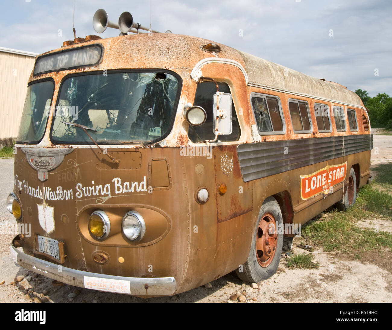 Texas Hill Country Austin abbandonato western swing band tour bus circa 1950 s nel parcheggio di Broken Spoke honky tonk Foto Stock
