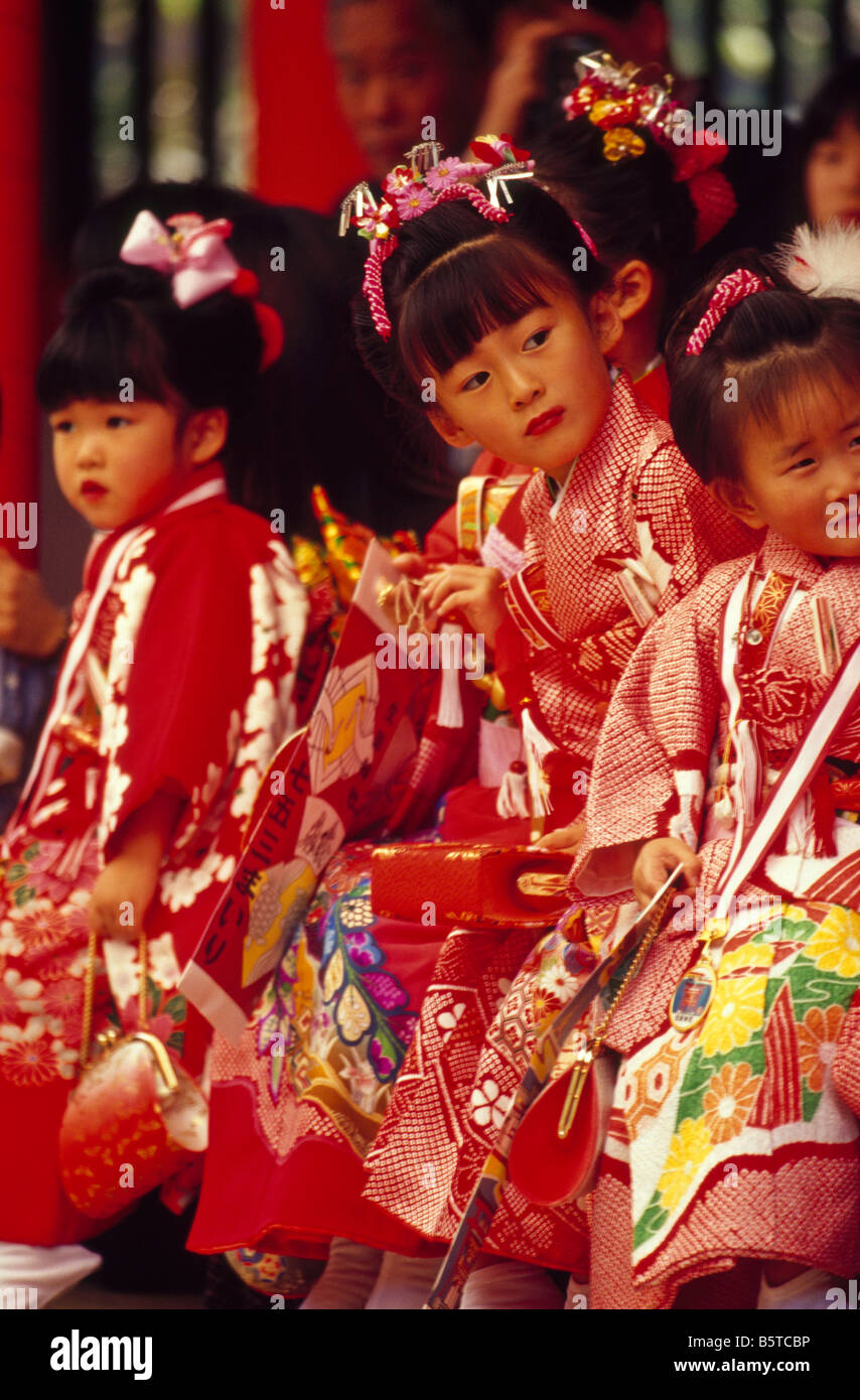 Ragazze giapponesi in kimono attendere a un party a Kobe, Giappone Foto Stock
