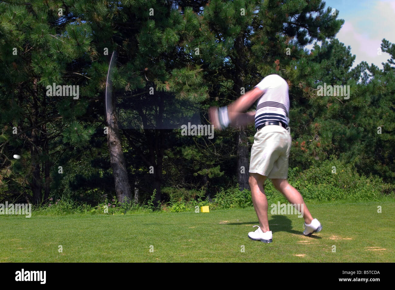 Il Golfer prendendo un tee-shot con motion blur Foto Stock