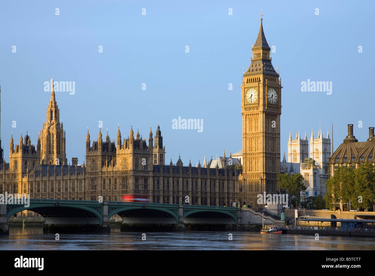 Regno Unito Londra Big Ben e Westminster Bridge visto oltre il fiume Tamigi Foto Stock