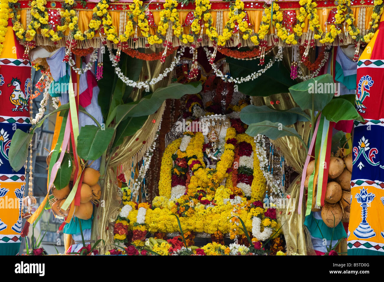 Argento Krishna statue blasonata in una celebrazione indù. Puttaparthi, Andhra Pradesh, India Foto Stock