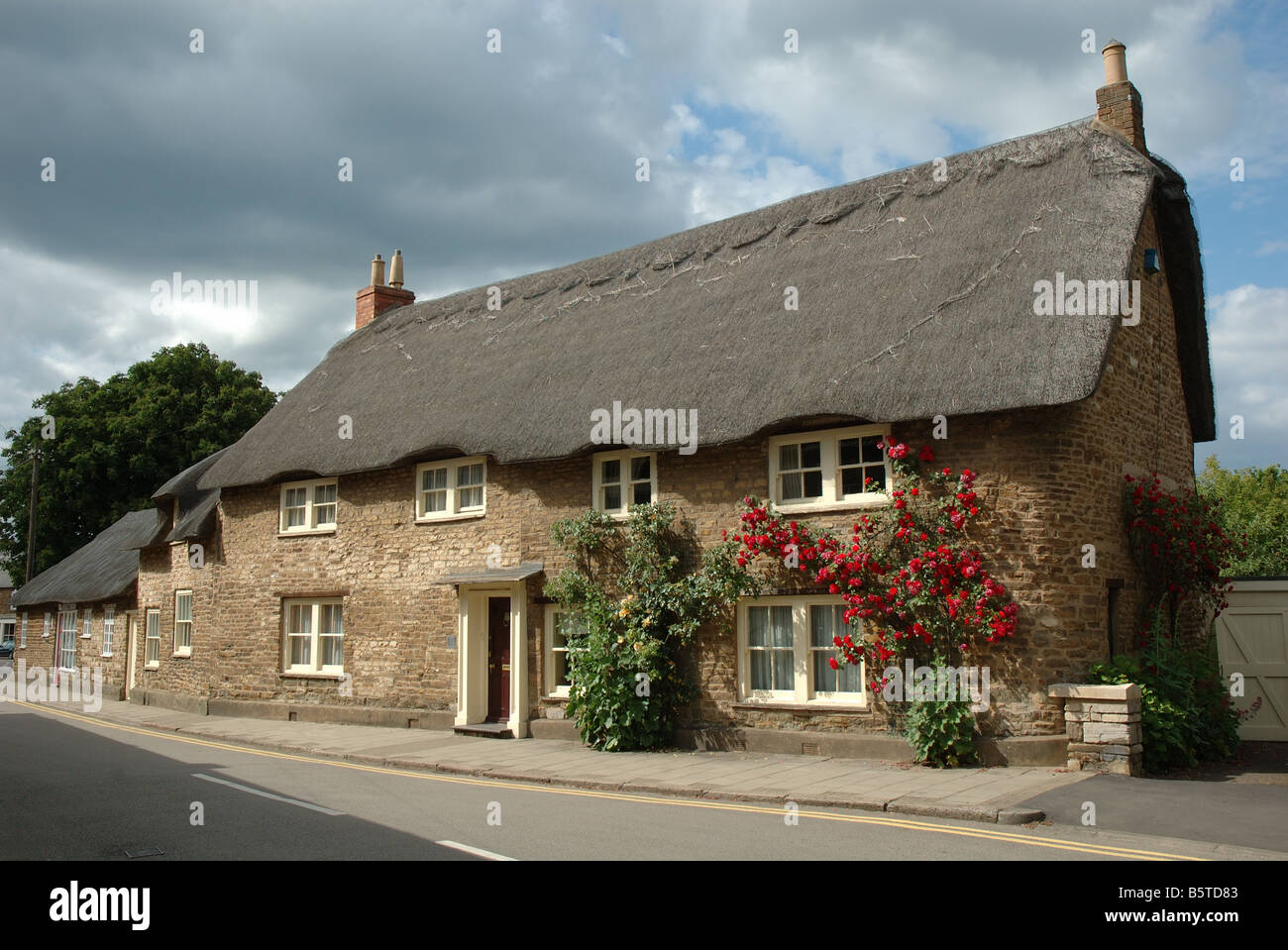 Tradizionale cottage con il tetto di paglia, Oakham, Rutland, England, Regno Unito Foto Stock
