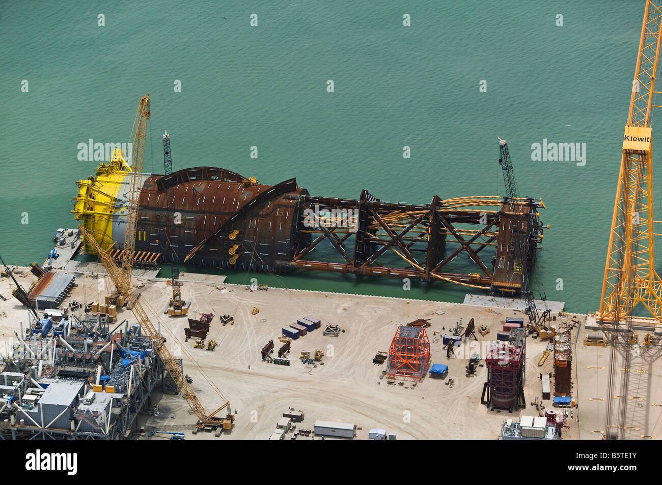 Vista aerea sopra la costruzione della piattaforma petrolifera Texas, Golfo del Messico Foto Stock