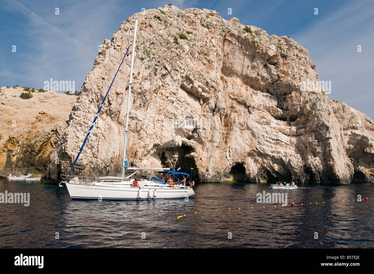 Barche a vela di fronte alla famosa Grotta Blu di Bisevo Isola, Croazia Foto Stock