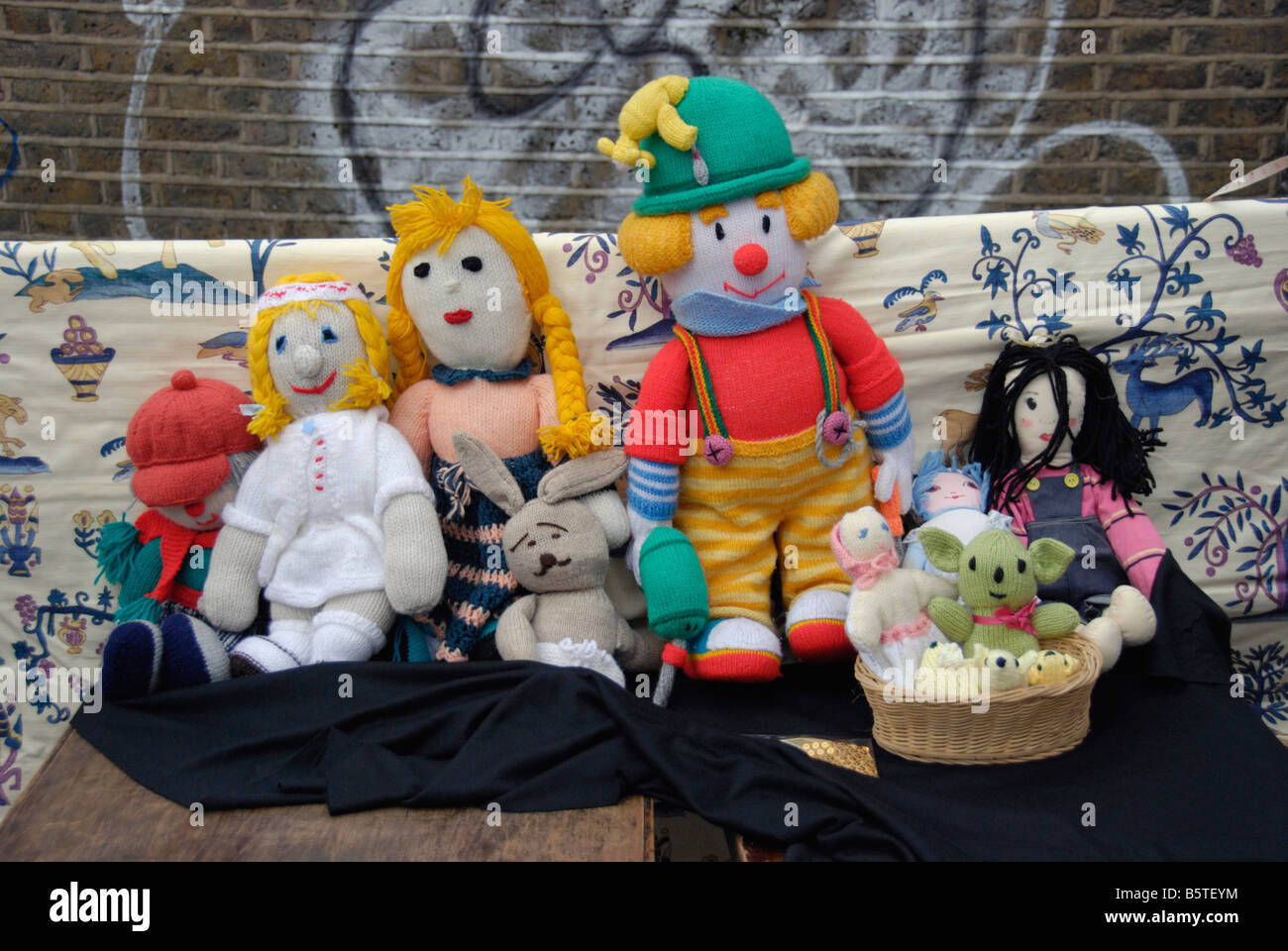 Collezione di coloratissimi l bambole di maglia in stallo del mercato Foto Stock