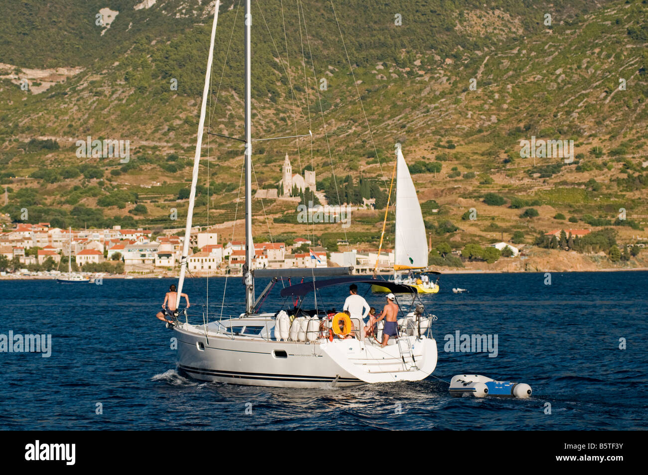 Barche a vela crusing di Komiza villaggio di Isola di Vis, Croazia Foto Stock