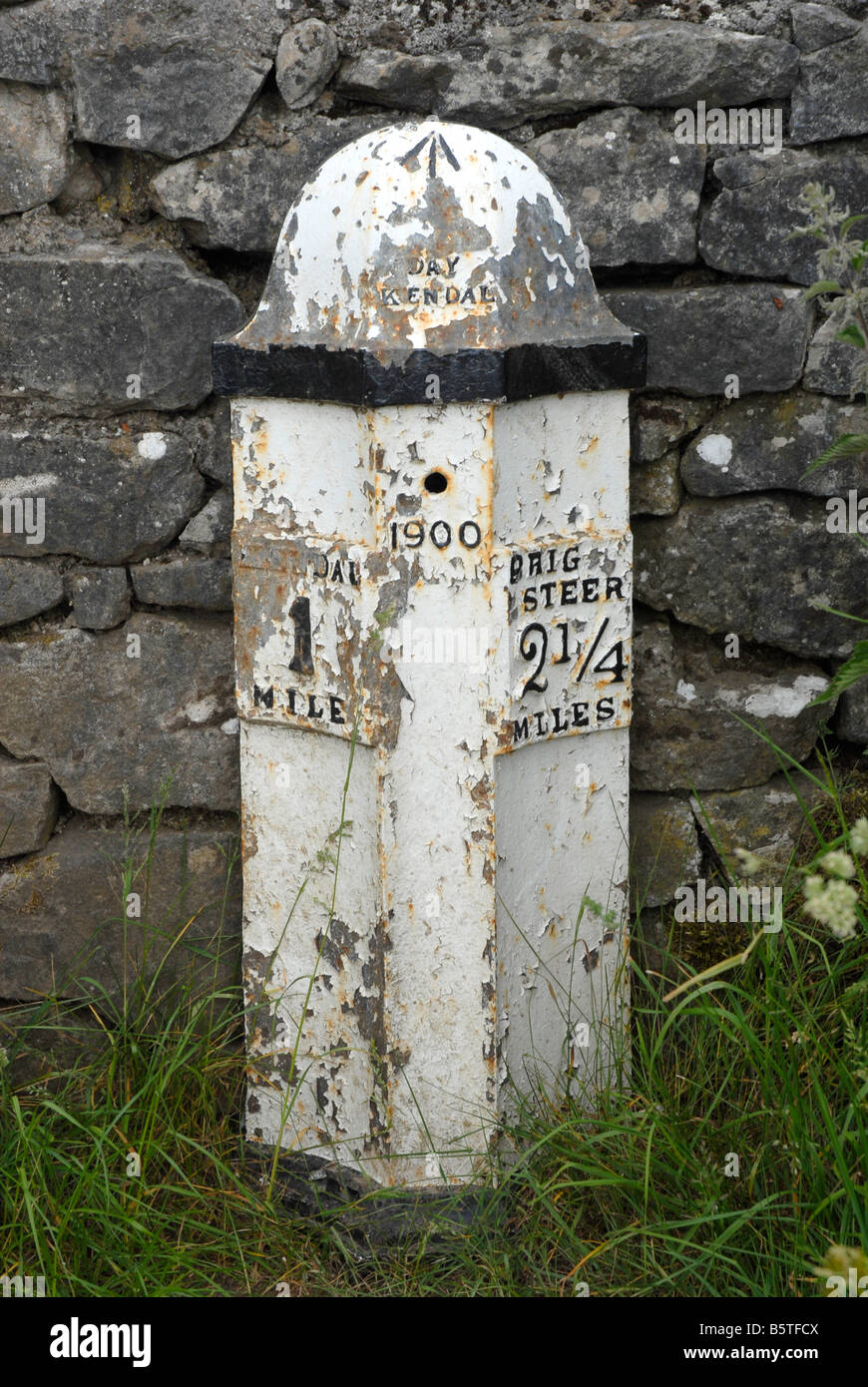 Vecchio miglio post, datata 1900, vicino a Kendal, in cattive condizioni Foto Stock