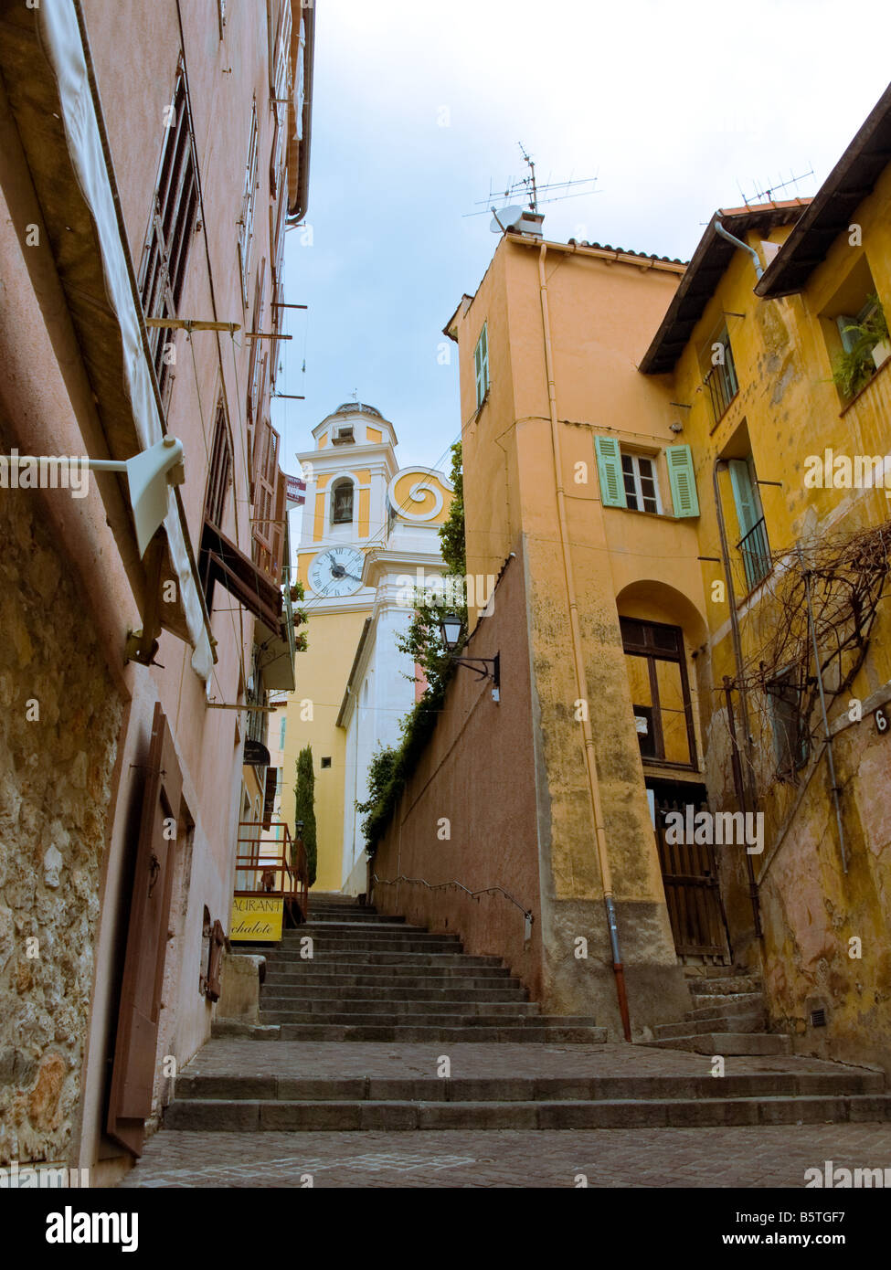 Una stretta e ripida strada a Villefranche-sur-Mer, Francia. Foto Stock