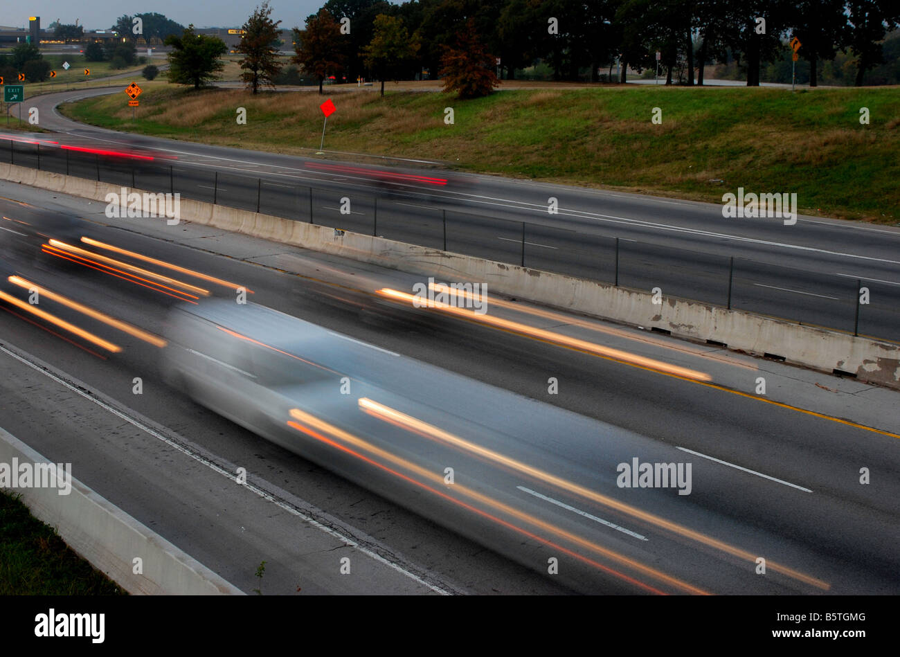 Immagine sfocata del traffico su una autostrada americana all'alba Foto Stock