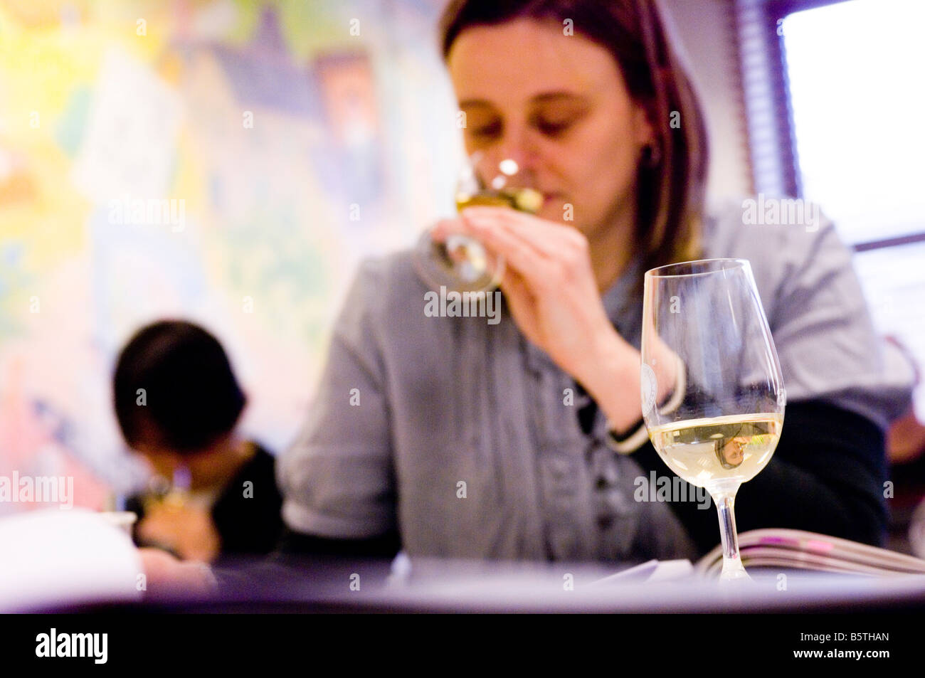 Allievo adulto sniffs vino sul corso avanzato sui vini in vini e liquori Educational Trust di Londra Foto Stock