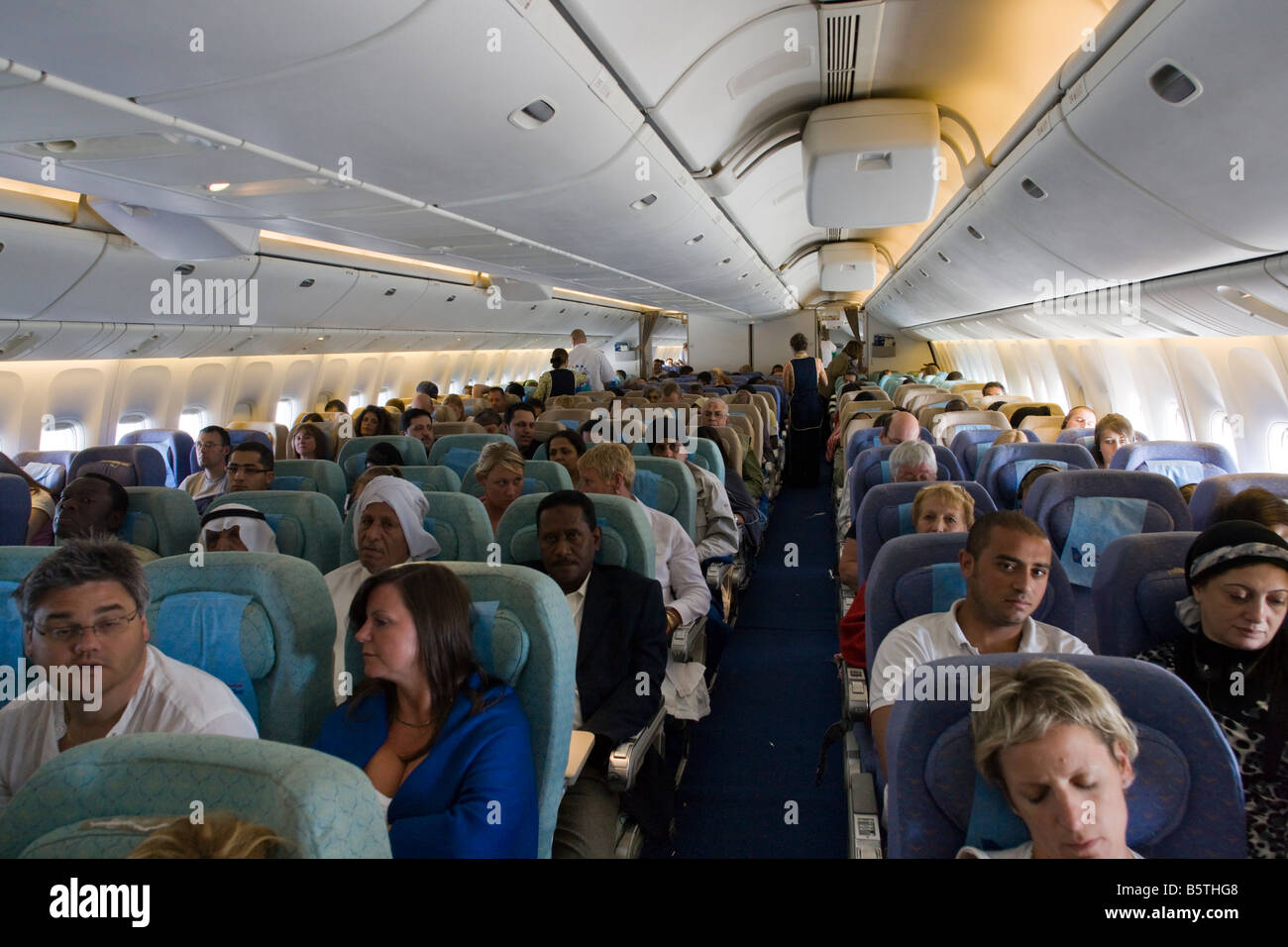 I passeggeri di economy class cabin, Egitto volo aereo Foto Stock