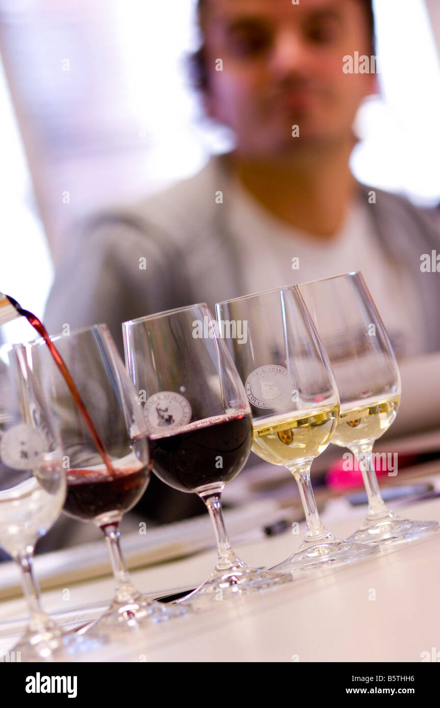 Degustazione di vini in vini e liquori Educational Trust corso di formazione nel settore vitivinicolo Foto Stock
