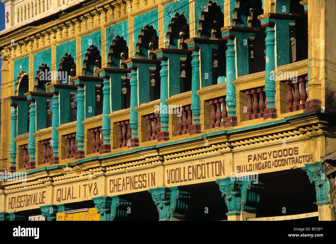 Una facciata colorata di uno storico era coloniale negozio casa sulla strada principale di Pyin U Lwin (ex Maymyo), la Birmania o Myanmar Foto Stock