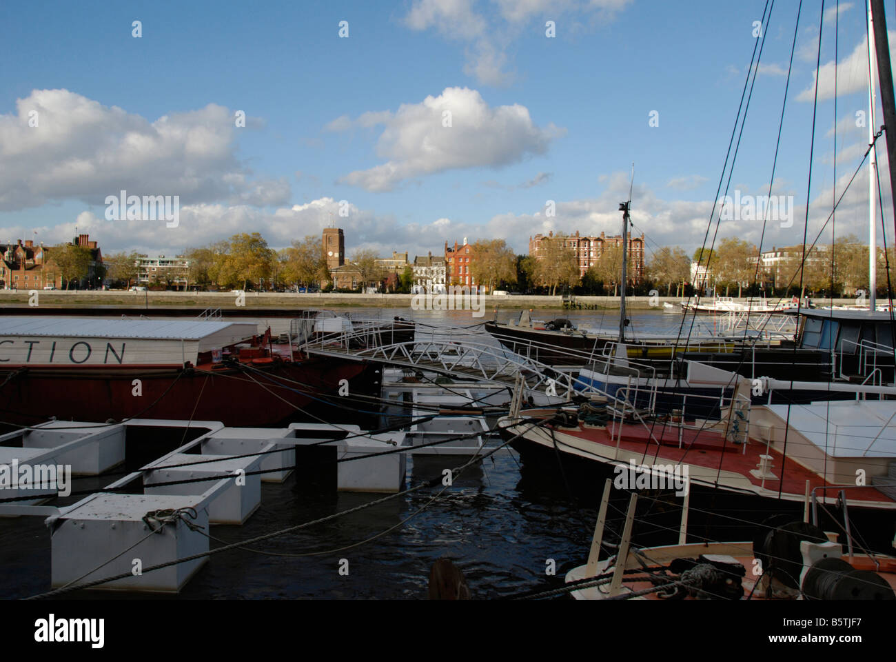 Vista in lontananza Cheyne Walk Chelsea e barche in primo piano si vede da Battersea London Inghilterra England Foto Stock