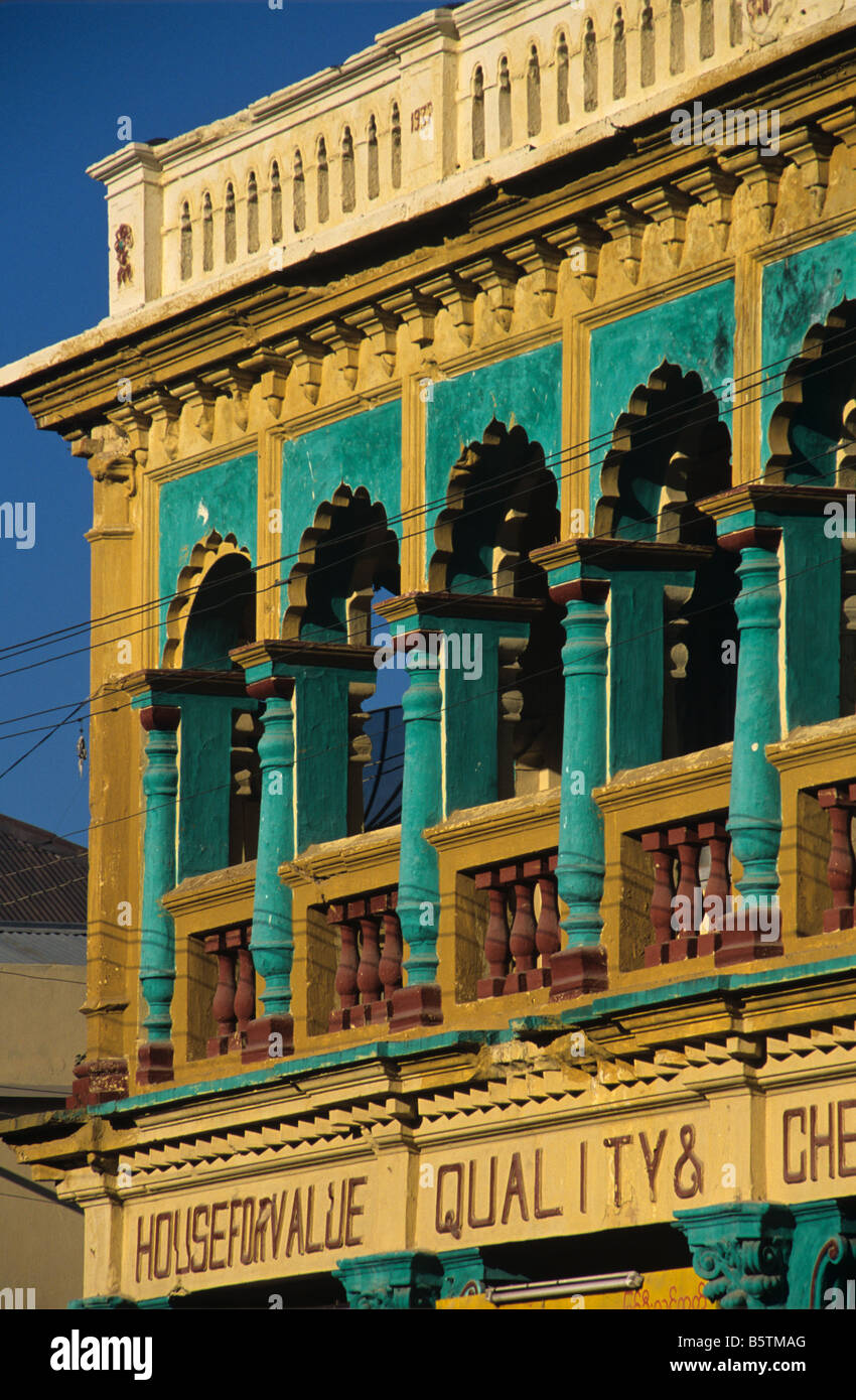 Una facciata colorata di uno storico era coloniale negozio casa sulla strada principale di Pyin U Lwin (ex Maymyo), la Birmania o Myanmar Foto Stock