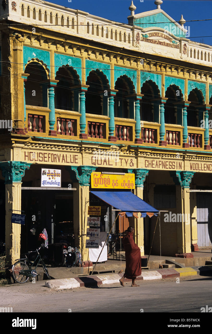 Monaco buddista e coloniali negozio Casa o Negozio generale sulla strada principale di Pyin U Lwin (ex Maymyo), la Birmania o Myanmar Foto Stock