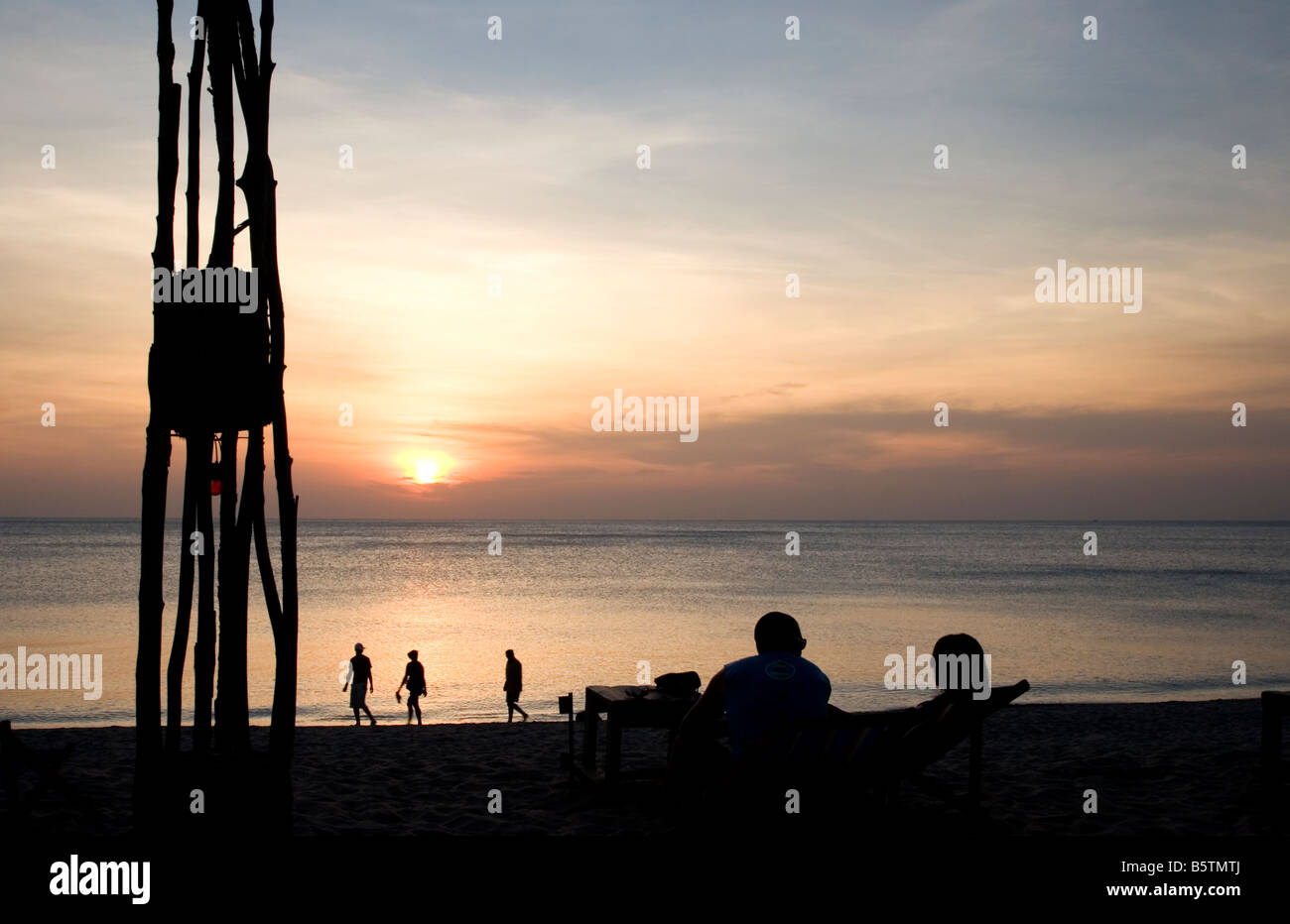 Il turista a godere il tramonto su Long Beach Phra Ae in Thai in Ko Lanta un'isola nella provincia di Krabi Thailandia Foto Stock