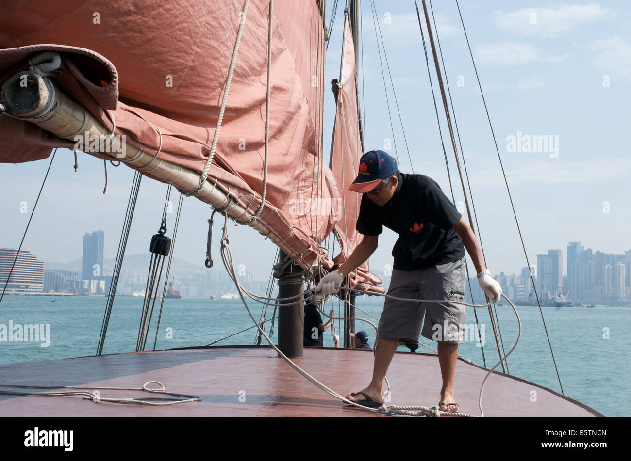 Alzare le vele su Duk Ling indesiderata, Porto di Hong Kong Foto Stock