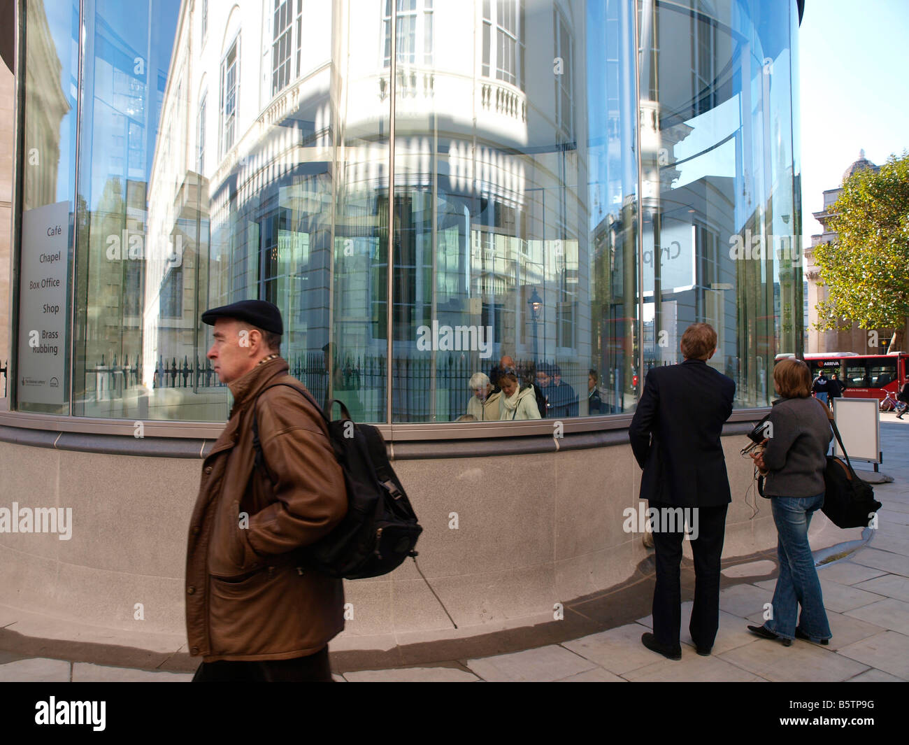 Vetro curvo sul rivestimento del nuovo ingresso della cripta padiglione sul sentiero della chiesa, St Martins nel campo Londra Inghilterra REGNO UNITO Foto Stock