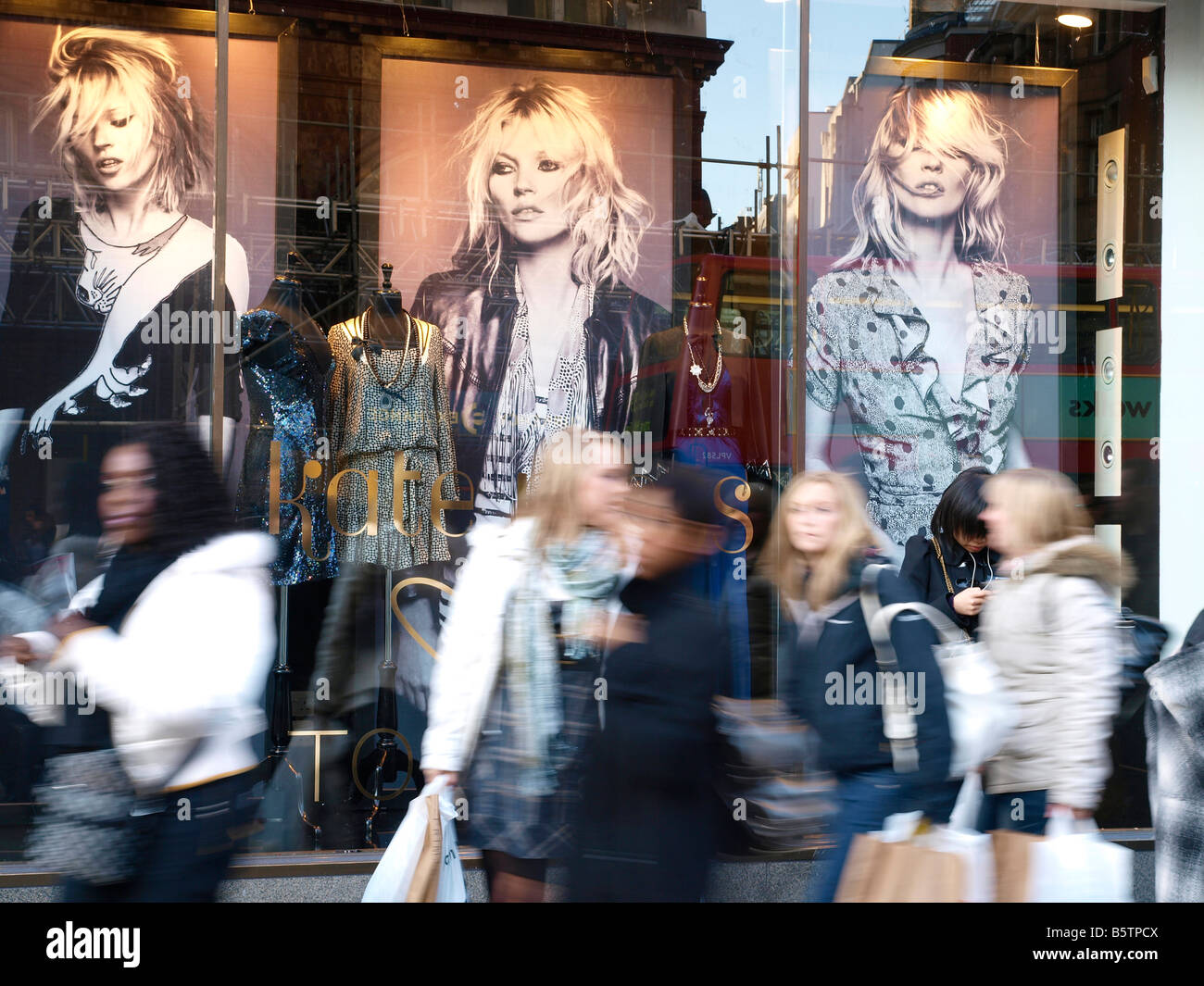 Gli acquirenti di occupato su Oxford Street arrivando fino a Natale mentre il credit crunch morsi, London Inghilterra England Foto Stock