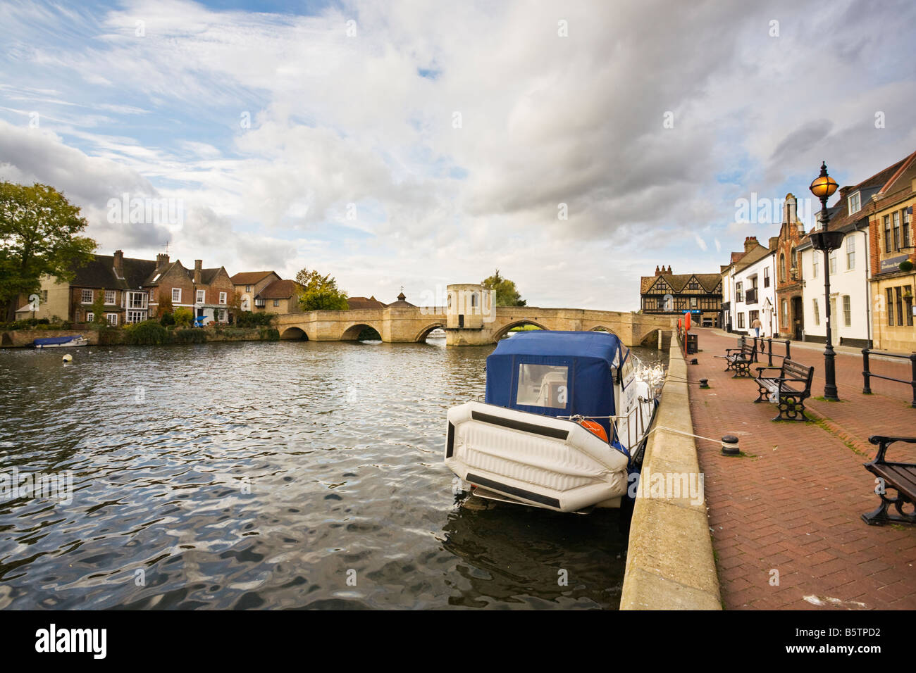 Il ponte e la cappella di St Ives sul fiume Great Ouse, St Ives, Cambridgeshire, Inghilterra Foto Stock