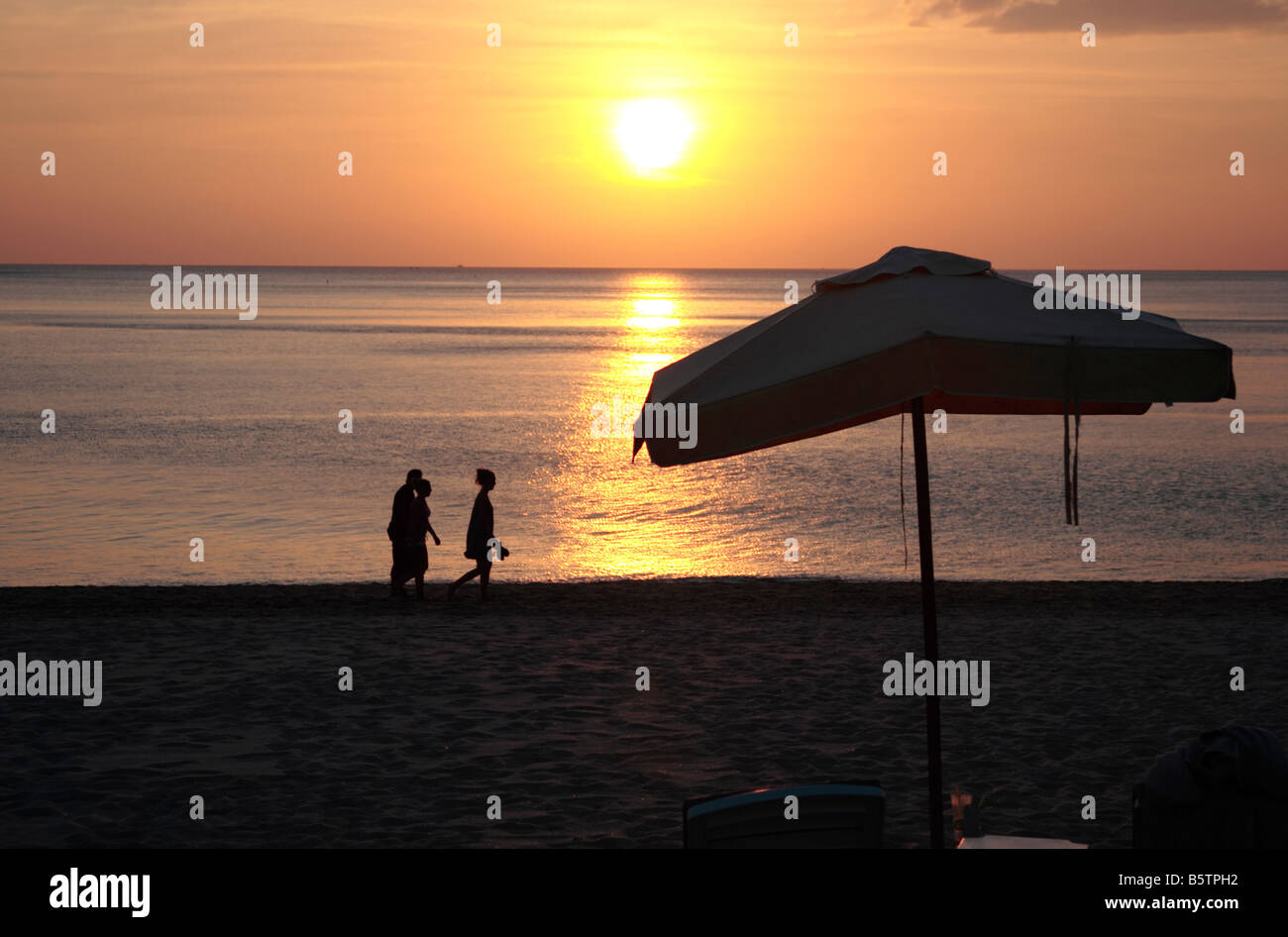 Un tramonto su Long Beach Phra Ae in Thai in Ko Lanta un'isola nella provincia di Krabi Thailandia Foto Stock