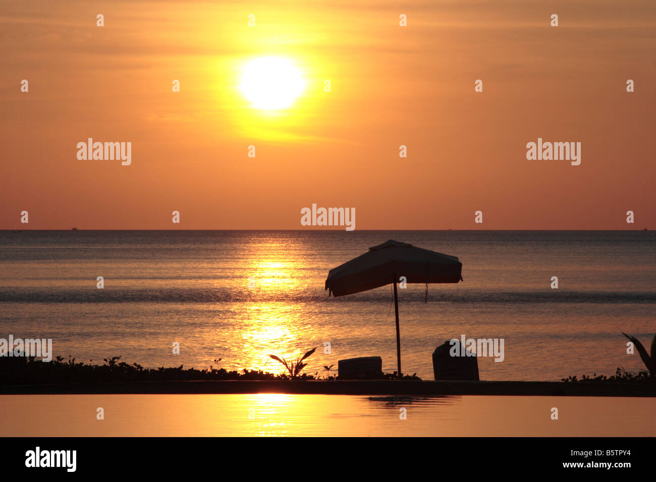 Un tramonto su Long Beach Phra Ae in Thai in Ko Lanta un'isola nella provincia di Krabi Thailandia Foto Stock