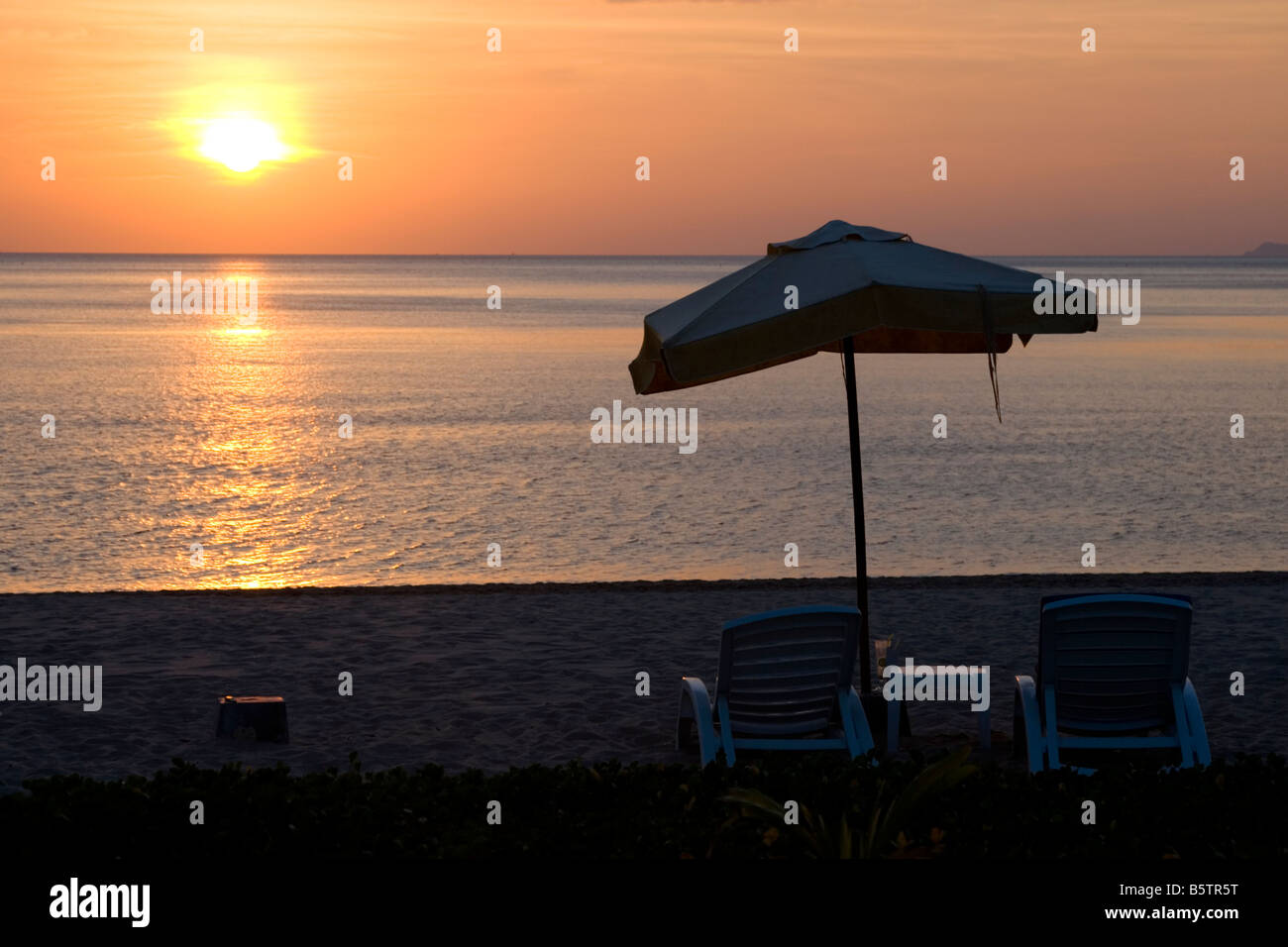 Un tramonto su Long Beach Phra Ae in Thai in Ko Lanta un'isola nella provincia di Krabi Thailandia Foto Stock