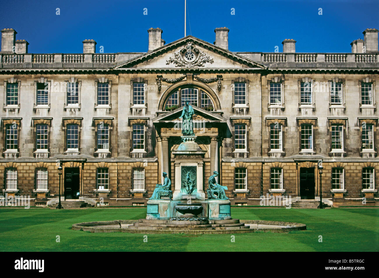 Edificio di Gibbs e Enrico VI di statua e fontana, King's College, Università di Cambridge, Inghilterra, Regno Unito Foto Stock