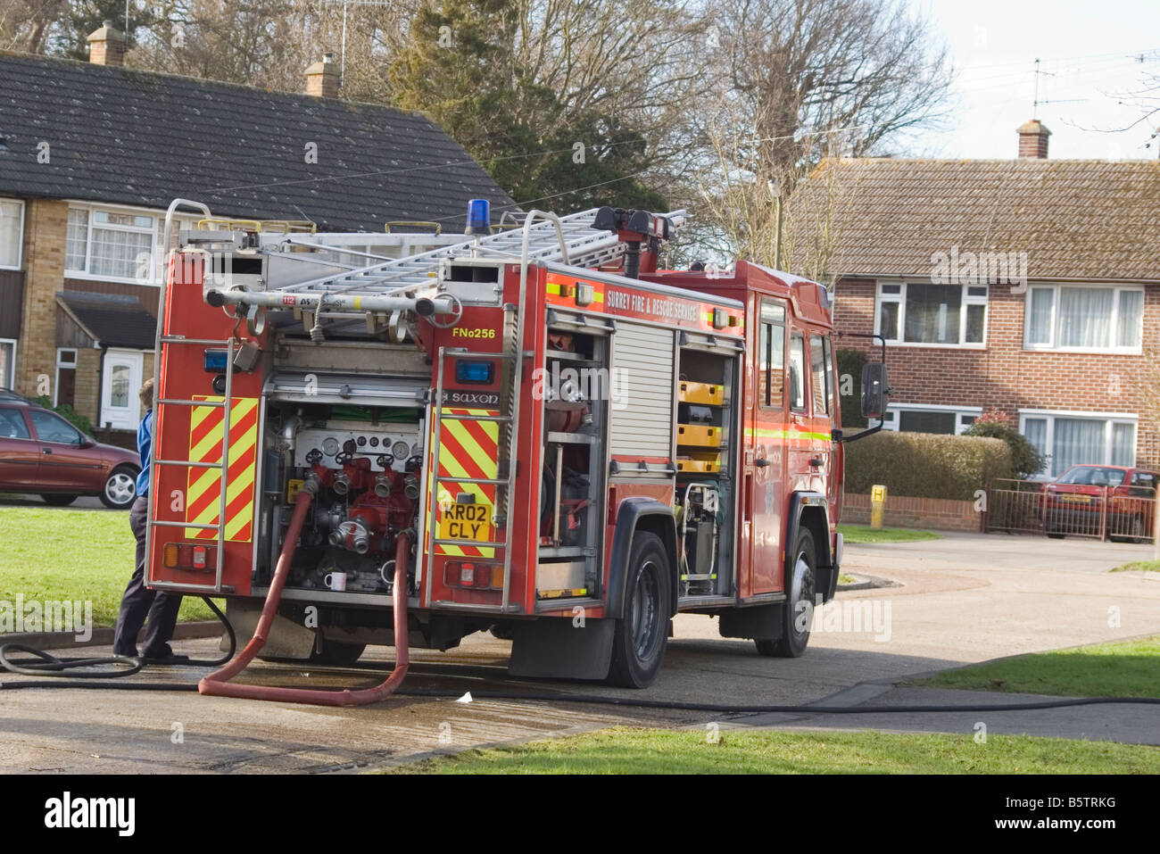 Surrey fuoco e il servizio di soccorso Fire carrello motore con tubi flessibili fissati uk vigili del fuoco carrello Gara Foto Stock