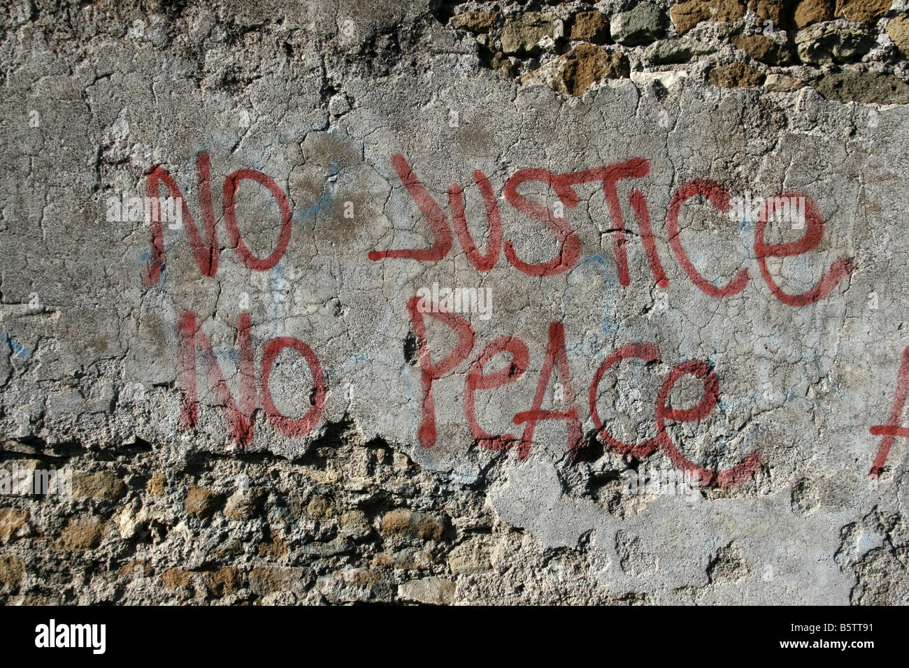 Nessuna giustizia nessuna pace frase graffiti sulla parete Foto Stock