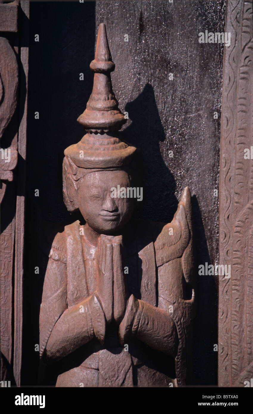 Intagliato porta buddista protector figura presso il monastero di legno di Shwe In Bin Kyaung, Mandalay Birmania o Myanmar Foto Stock