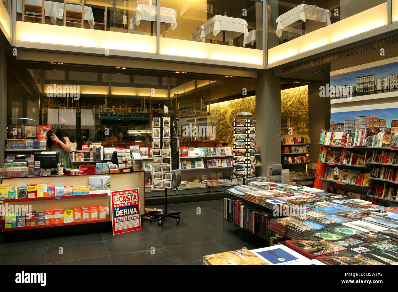 Libreria Mondadori Sestiere San Marco Venezia Veneto Italia Foto stock -  Alamy