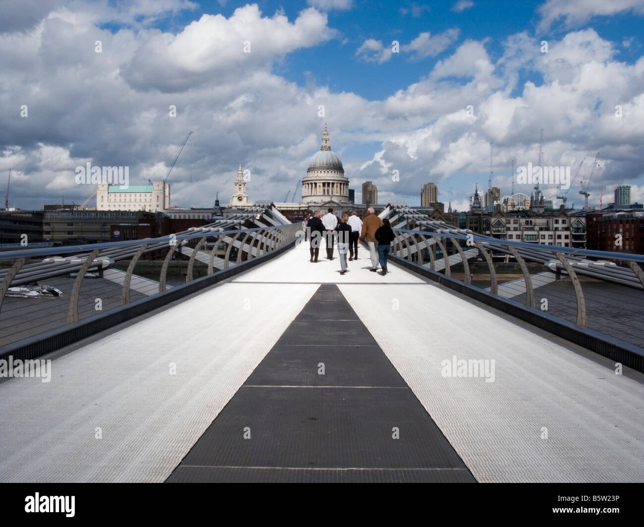 UK London Millenium Bridge e alla Cattedrale di St Paul Foto Stock
