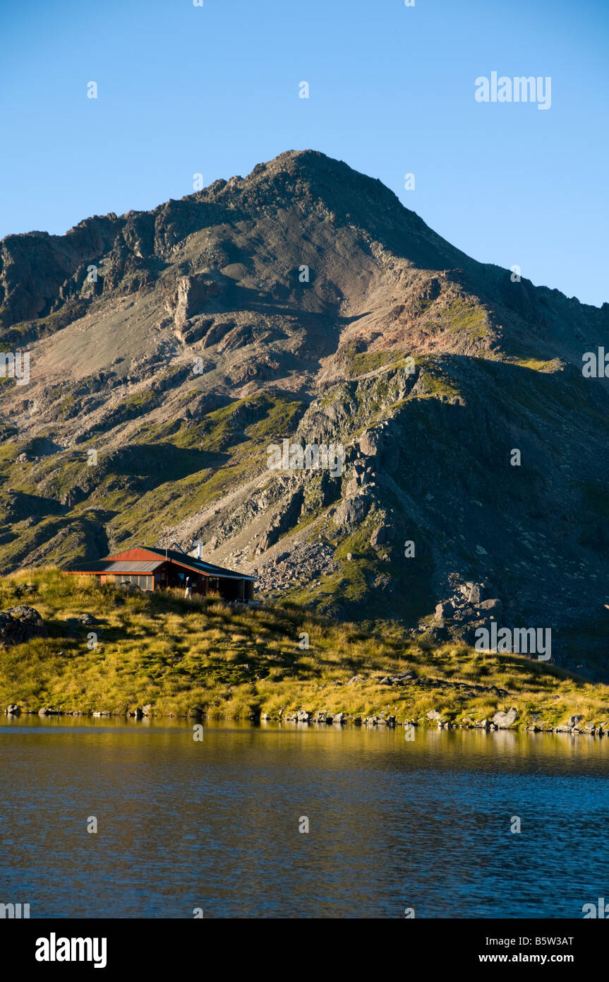 Angelus di picco e Angelus Hut dal lago Angelus, Nelson Lakes National Park, Isola del Sud, Nuova Zelanda Foto Stock