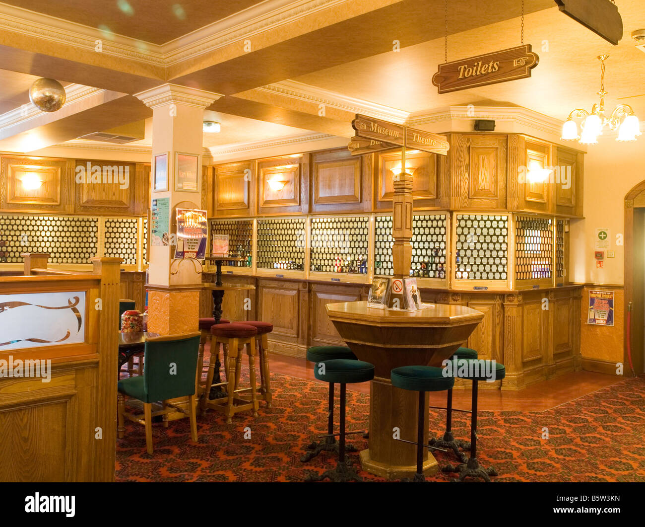 L'interno di un vuoto di stile tradizionale bar, all'interno del palazzo del teatro in Mansfield, Nottinghamshire England Regno Unito Foto Stock