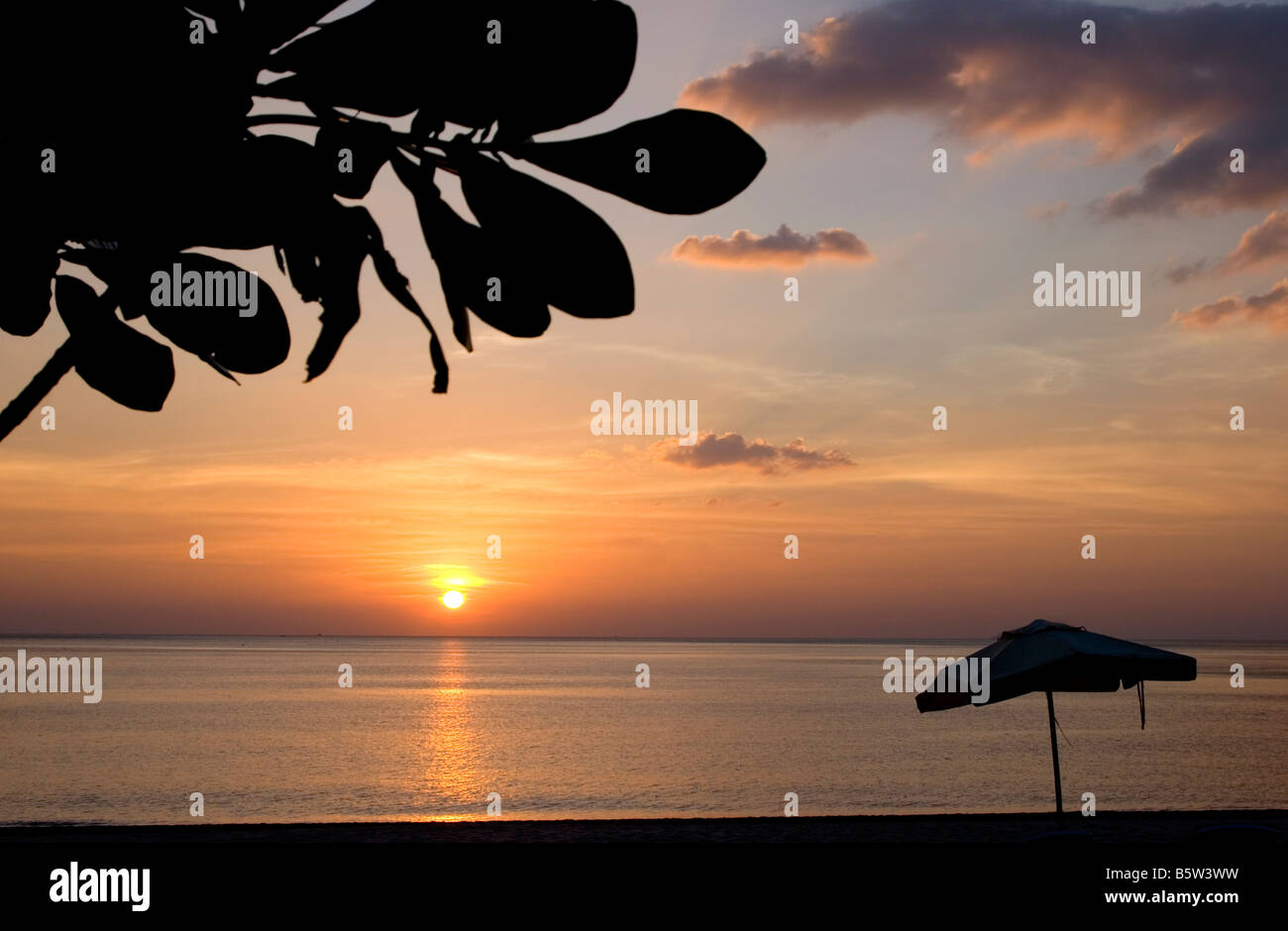 Un tramonto su Long Beach Phra Ae in Thai in Ko Lanta un'isola nella provincia di Krabi Thailandia Foto Stock