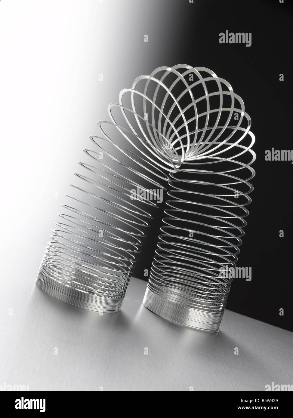 Una ripresa creativa di una estesa slinky Foto Stock