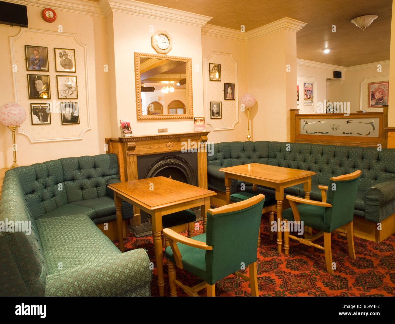 Tabelle vuote all'interno di un bar presso il Palace Theatre in Mansfield, Nottinghamshire England Regno Unito Foto Stock