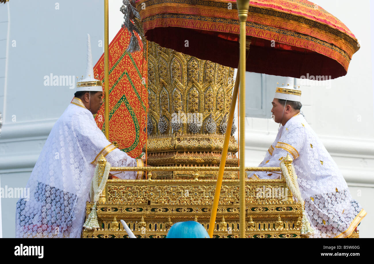 Gli operatori del Royal urna vestito in divise tradizionali Pusamala Prakong Phra Kosa Foto Stock