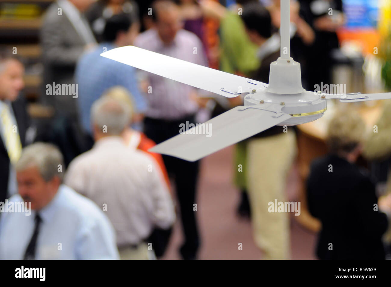 Royalty free fotografia di ventilatore a pala a soffitto in un ufficio affollato con business meeting. Foto Stock