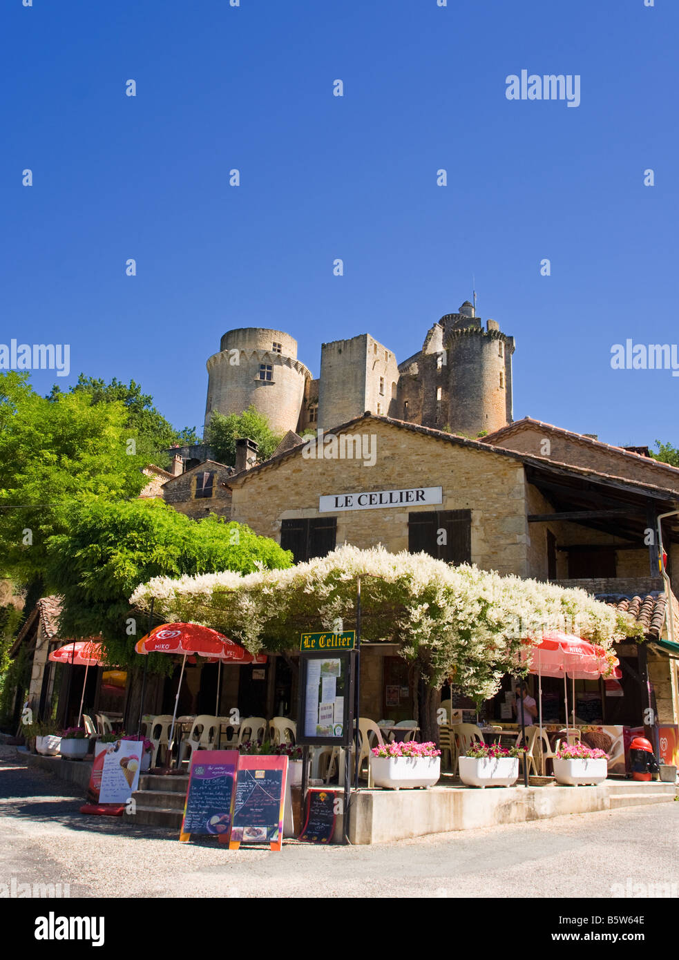 Il francese cafe ristorante al Chateau de Bonaguil e Lot et Garonne, Francia, Europa Foto Stock