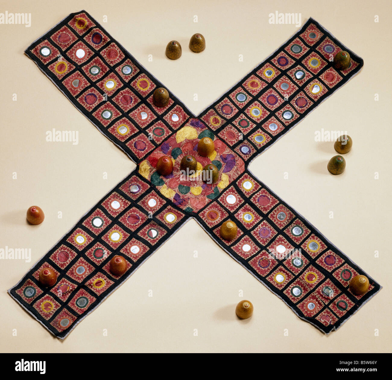 Seta Chaupar con specchio di lavoro. Diffusione con dipinti narads avorio. Kutch & Rajasthan. Xix secolo. Museo Nazionale di Nuova Delhi Foto Stock