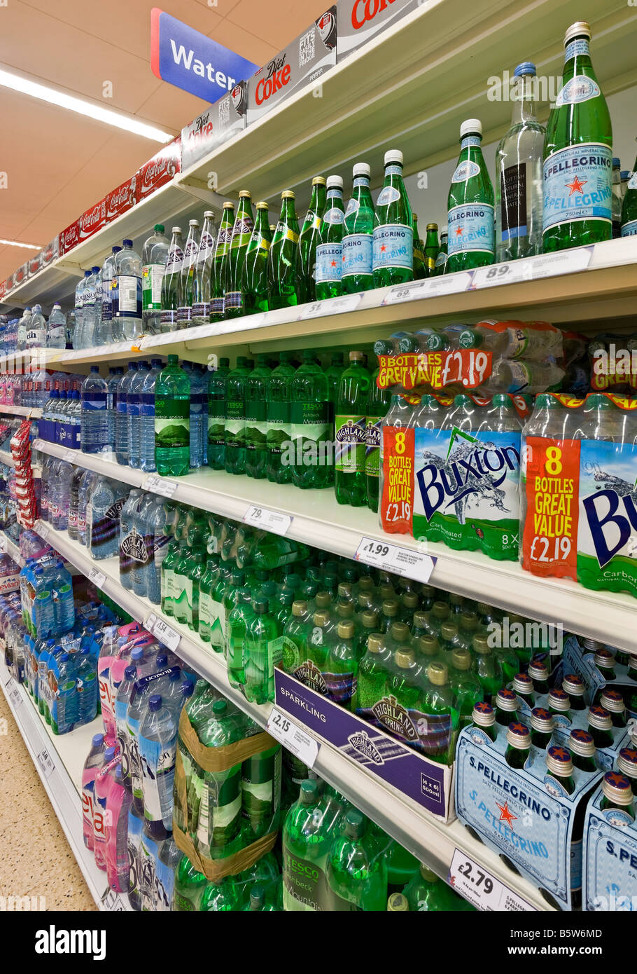 Visualizzazione di imbottigliato e acqua minerale in un supermercato Foto Stock