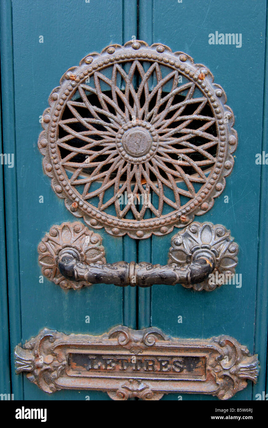 Brasswork su una porta in il Beguinage in Kortrijk, Belgio Foto Stock