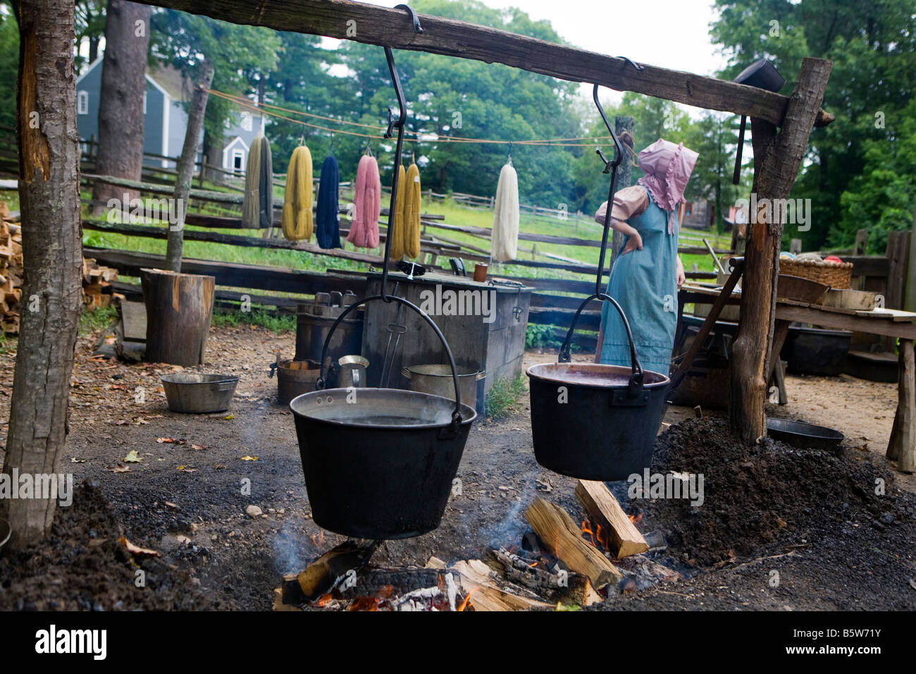 Il fire pit, con due grandi bollitori nero -- utilizzato per la cottura, riscaldamento acqua per lavanderia e altre faccende di fattoria. Old Sturbridge Village (OSV), un re-Create New England città di 1830s, è un museo vivente di storia in Sturbridge, Massachusetts. OSV, il più grande museo vivente nel New England, sorge su 200 acri di terreno su terreni agricoli che una volta apparteneva a David Wight. Foto Stock